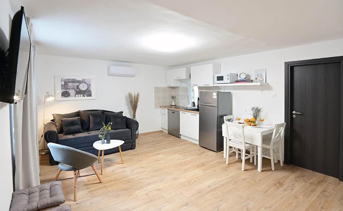 Apartment D & Studio L Dobrinj Екстериор снимка