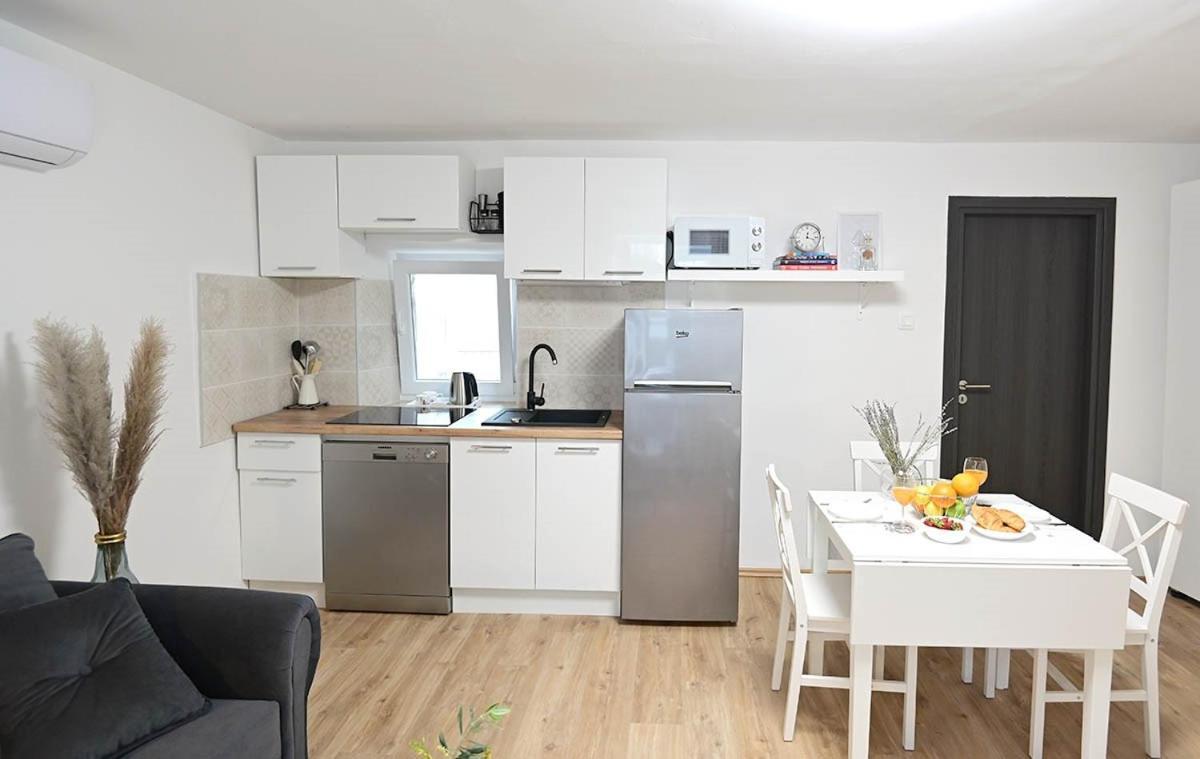 Apartment D & Studio L Dobrinj Екстериор снимка