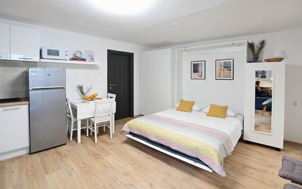 Apartment D & Studio L Dobrinj Екстериор снимка