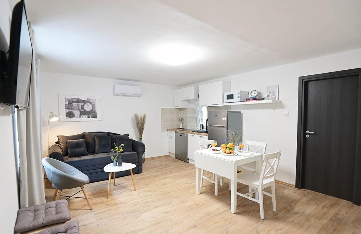 Apartment D & Studio L Dobrinj Екстериор снимка