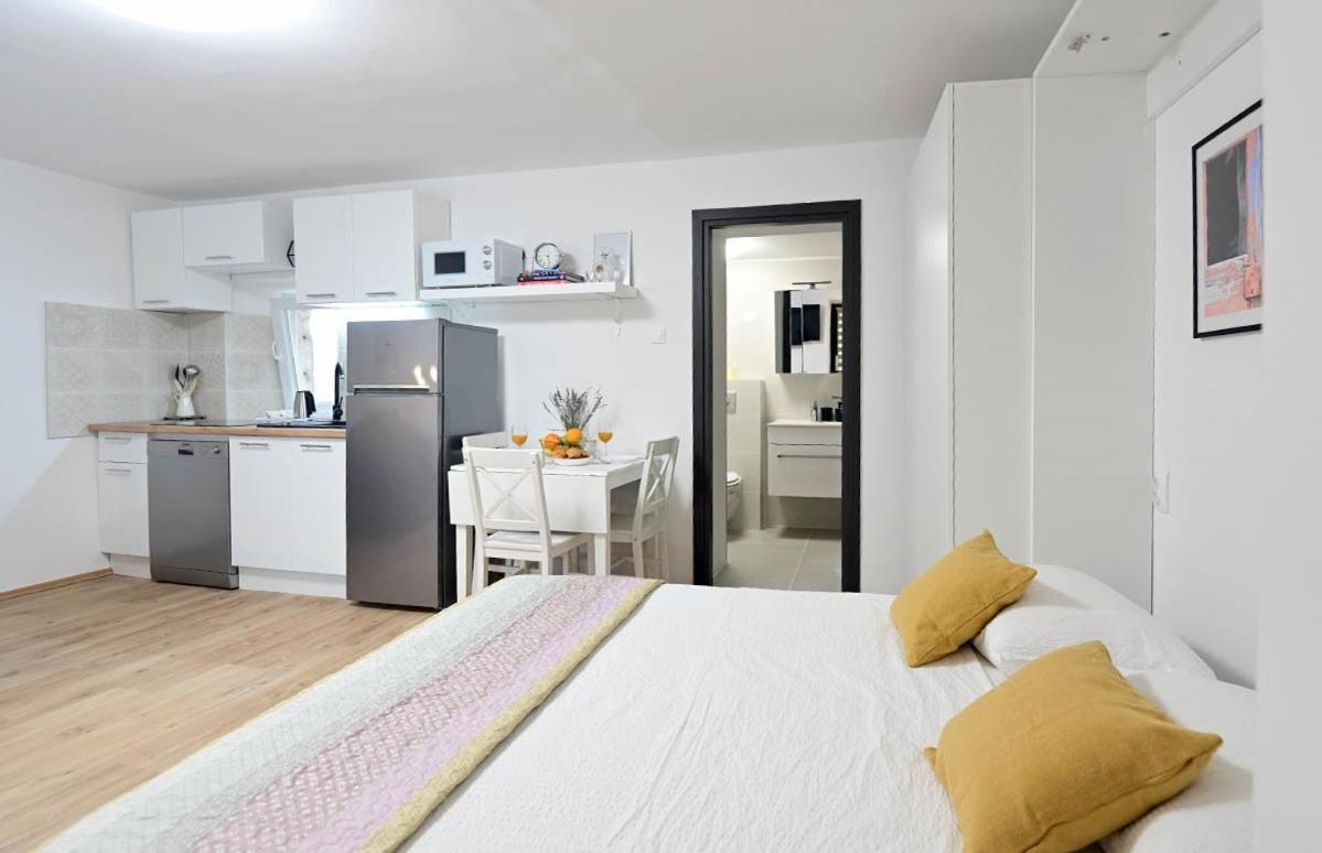 Apartment D & Studio L Dobrinj Екстериор снимка