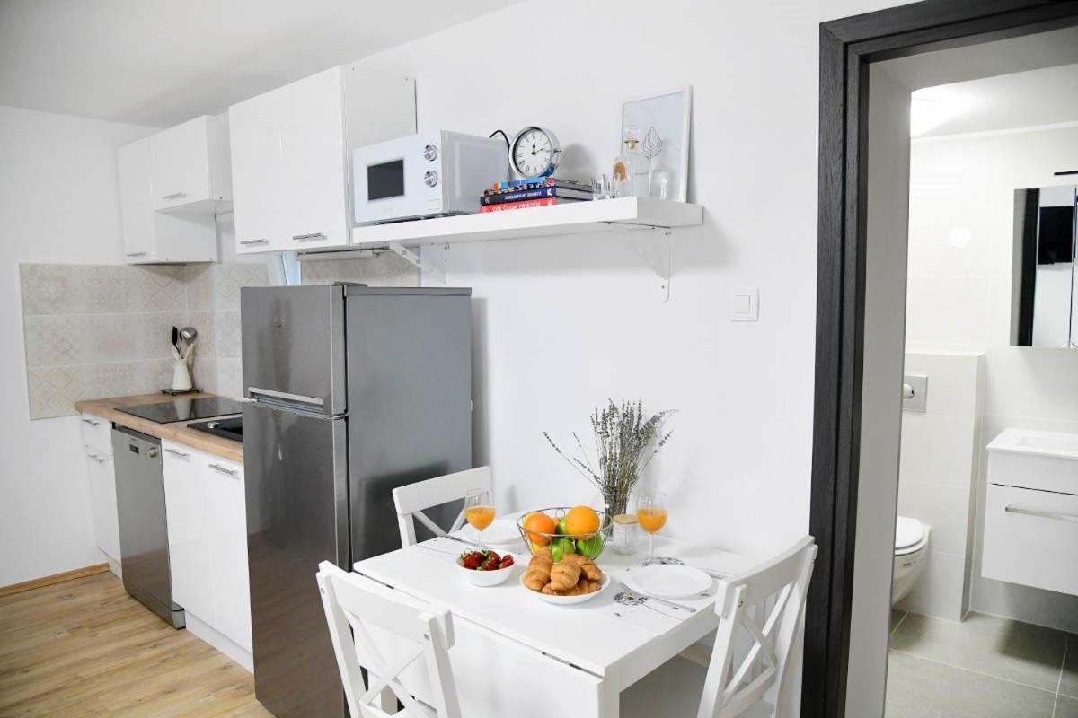 Apartment D & Studio L Dobrinj Екстериор снимка